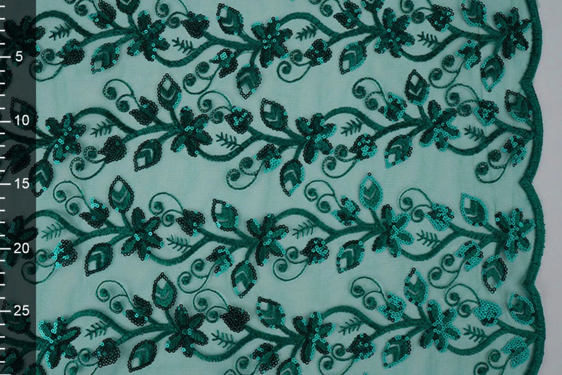 Attēls ar Mežģīņu audums | Izšūts tills ar fliteriem 160 g/m² - smaragda – pieejams Šarlotes audumi