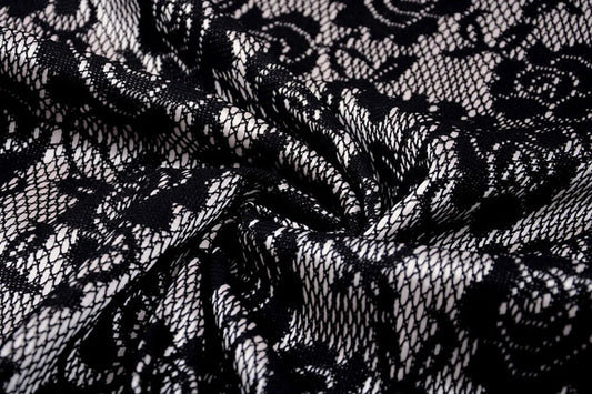 Attēls ar Mežģīņu audums - melns ar balta satīna oderi 155 g/m² – pieejams Šarlotes audumi