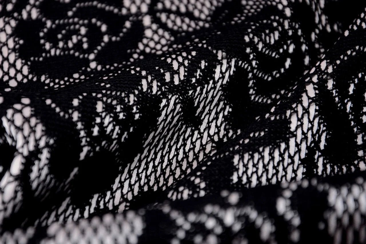 Attēls ar Mežģīņu audums - melns ar balta satīna oderi 155 g/m² – pieejams Šarlotes audumi