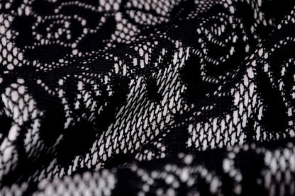 Attēls ar Mežģīņu audums - melns ar balta satīna oderi 155 g/m² – pieejams Šarlotes audumi