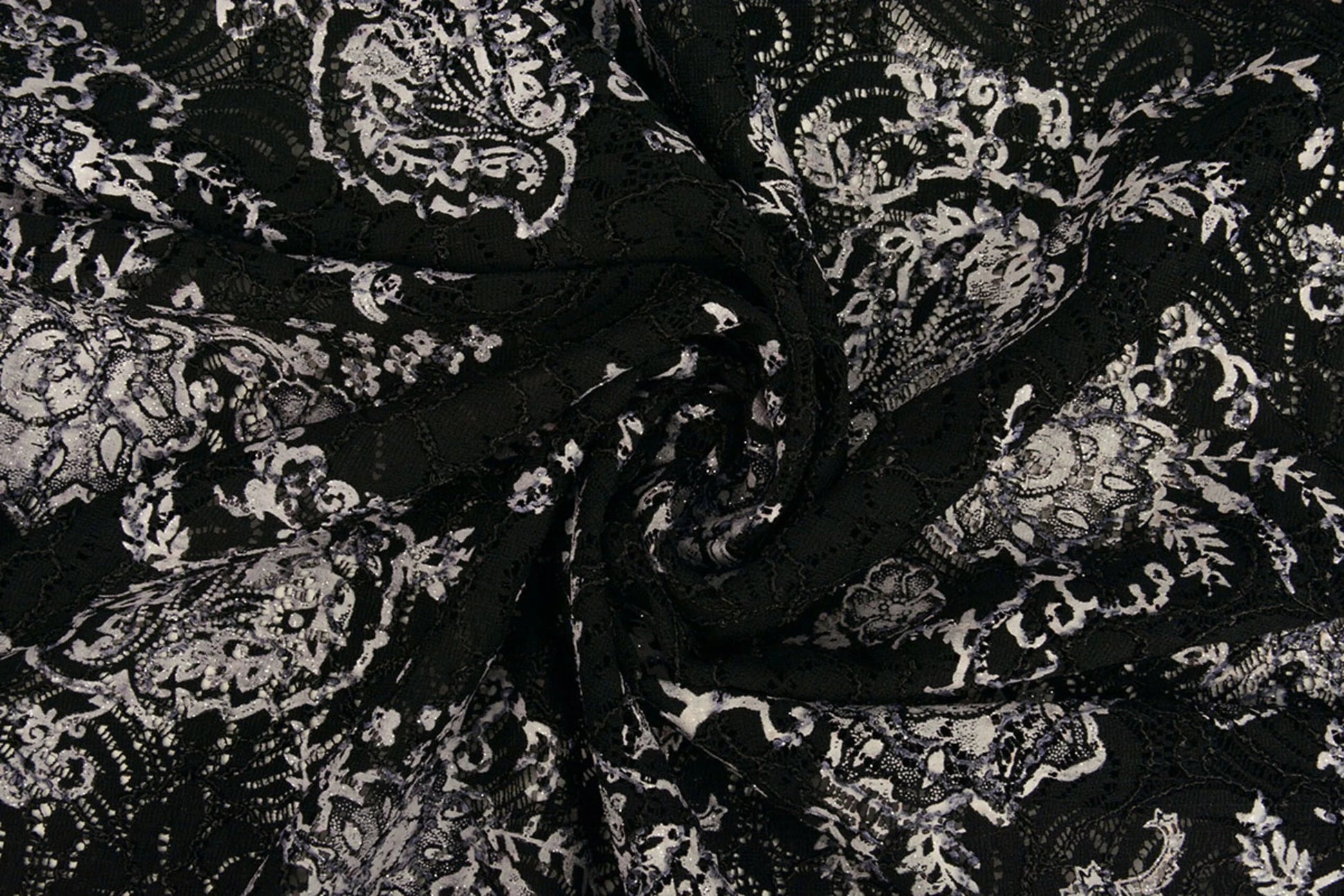 Attēls ar Mežģīņu audums - melns ar sudrabu 210 g/m² – pieejams Šarlotes audumi