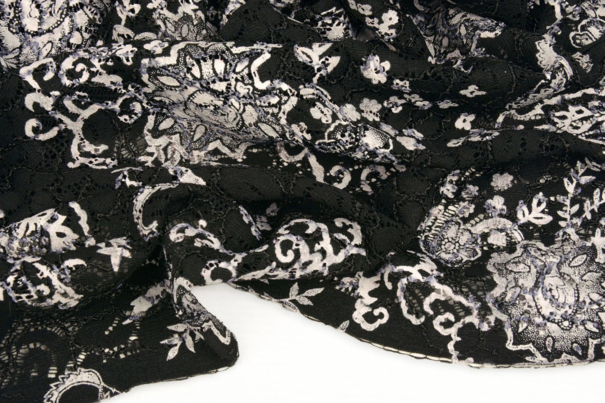 Attēls ar Mežģīņu audums - melns ar sudrabu 210 g/m² – pieejams Šarlotes audumi