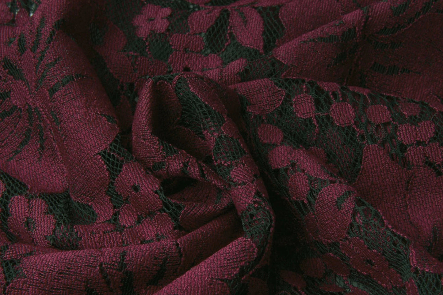 Attēls ar Mežģīņu audums - tumši sarkanas puķes 110 g/m² – pieejams Šarlotes audumi