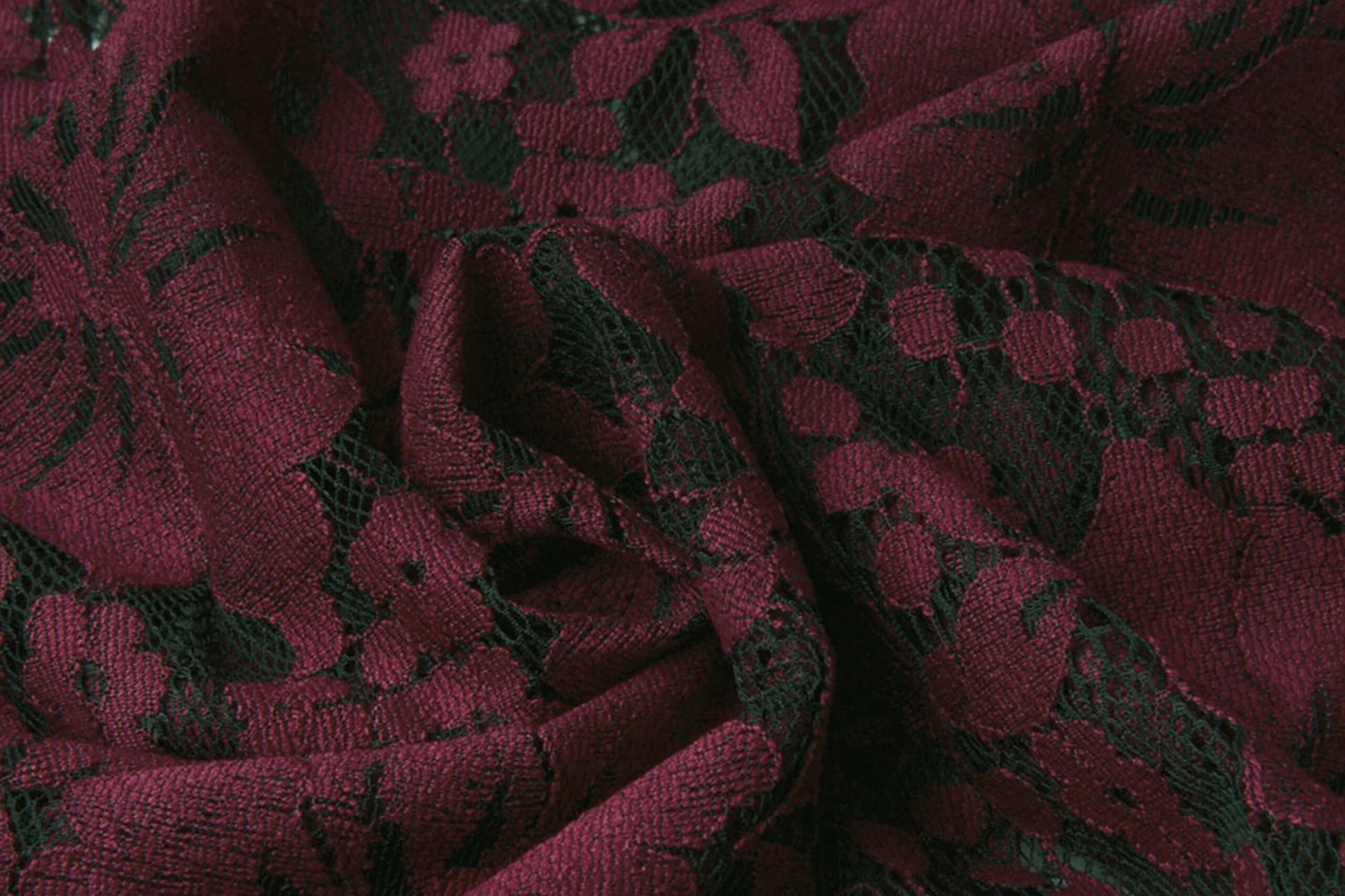 Attēls ar Mežģīņu audums - tumši sarkanas puķes 110 g/m² – pieejams Šarlotes audumi