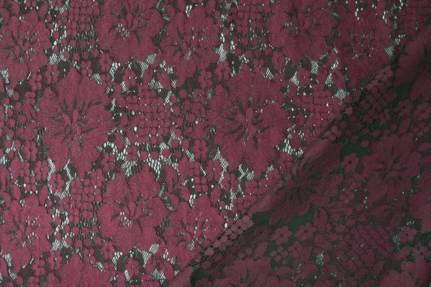 Attēls ar Mežģīņu audums - tumši sarkanas puķes 110 g/m² – pieejams Šarlotes audumi