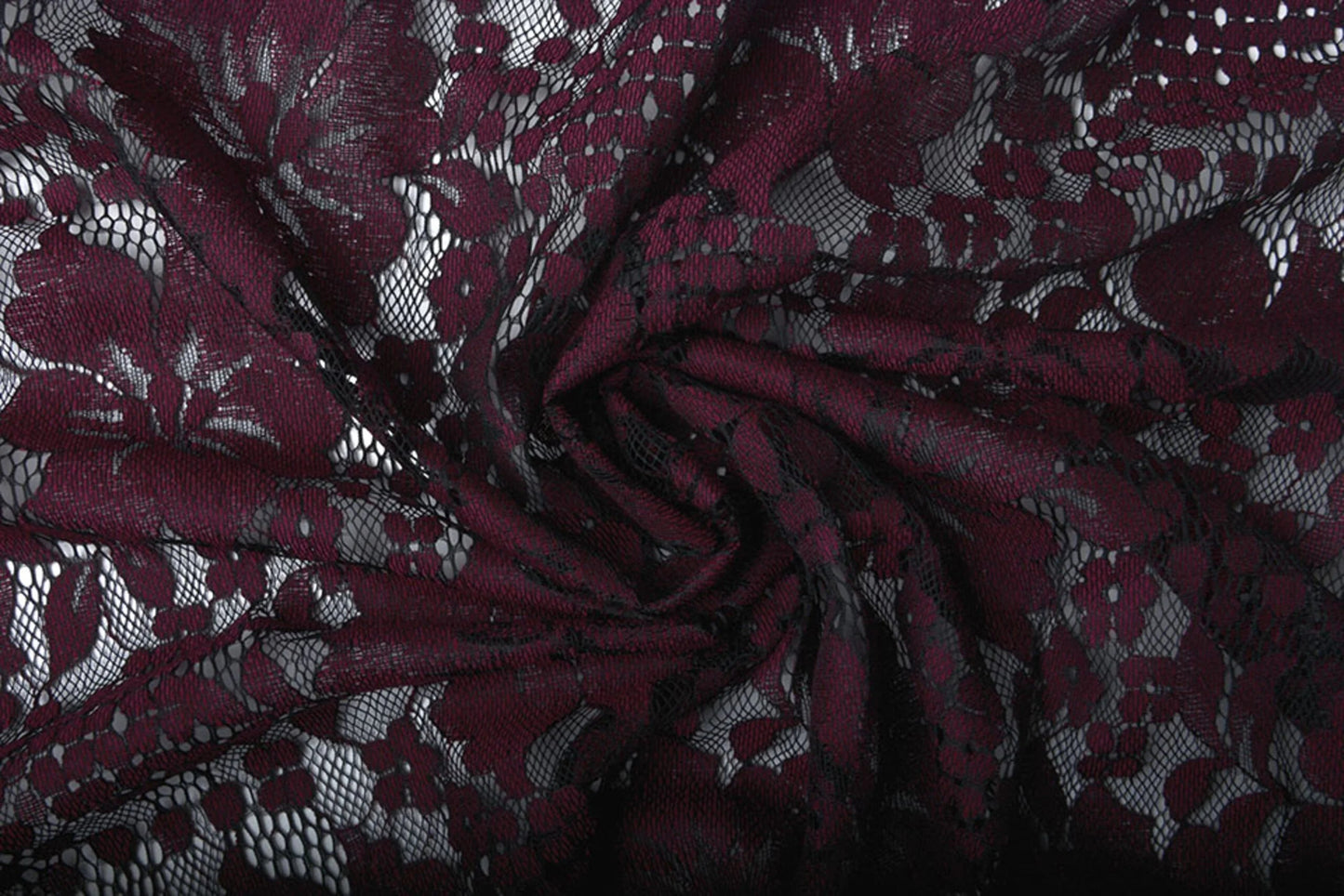 Attēls ar Mežģīņu audums - tumši sarkanas puķes 110 g/m² – pieejams Šarlotes audumi