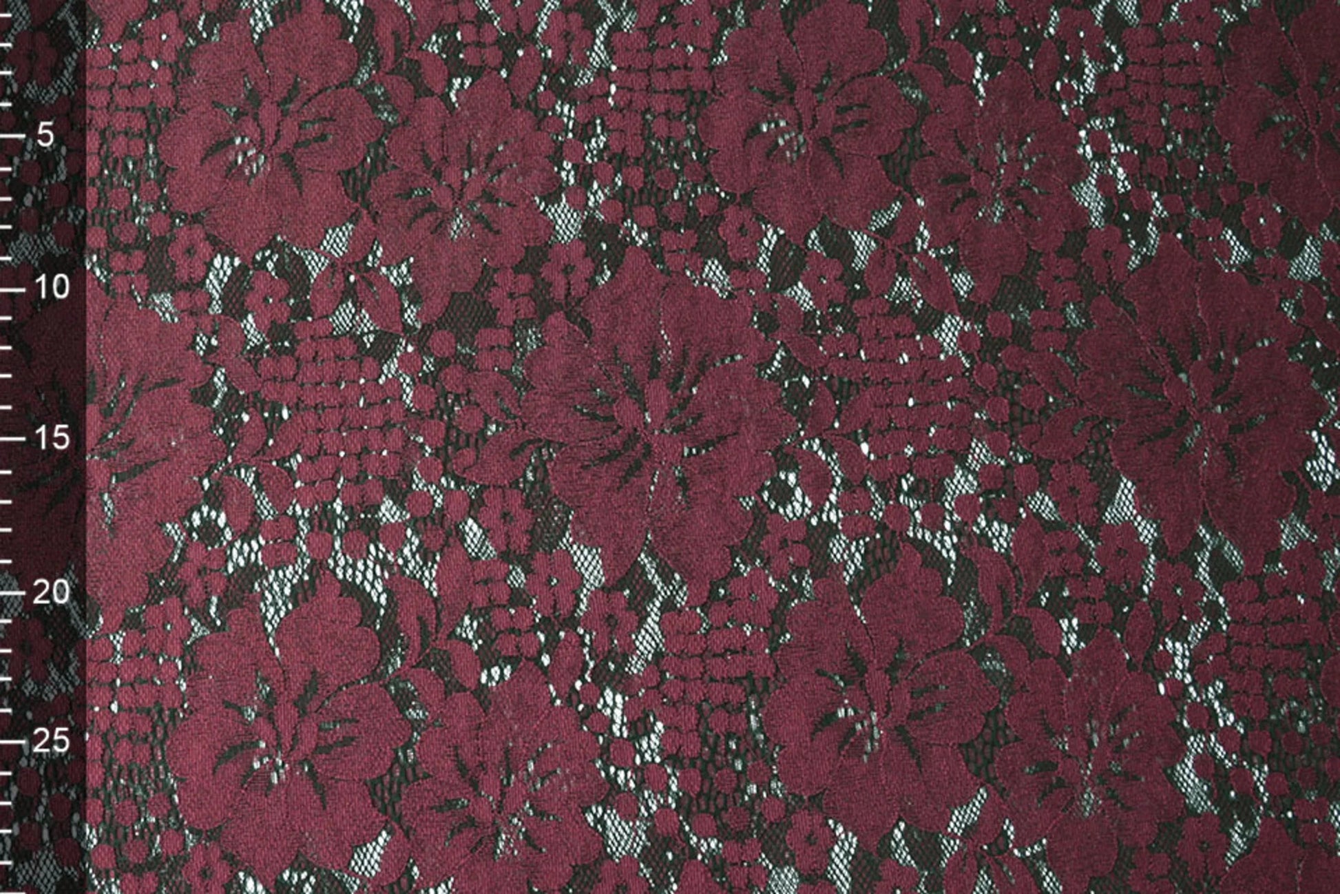 Attēls ar Mežģīņu audums - tumši sarkanas puķes 110 g/m² – pieejams Šarlotes audumi