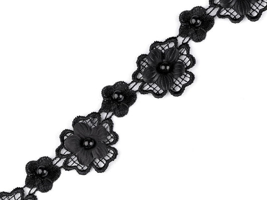 Attēls ar Mežģīņu lenta ar 3D ziediem un pērlīti 30 mm - melna – pieejams Šarlotes audumi