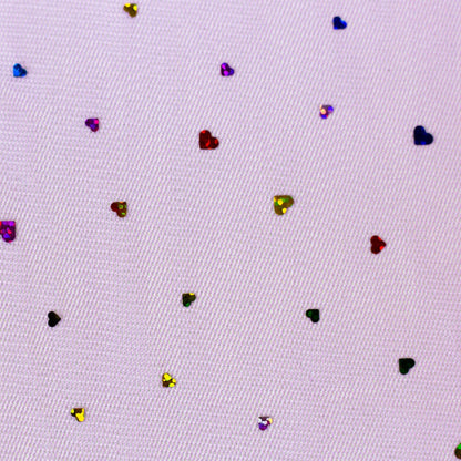 Image d’un tulle doux avec des cœurs sur fond lilas 40 g/m² – disponible chez Šarlotes audumi