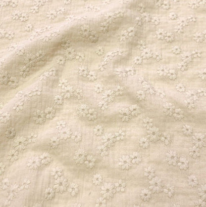 Image avec mousseline à broderie - fleurs beiges 180 g/m² – disponible chez Šarlotes audumi