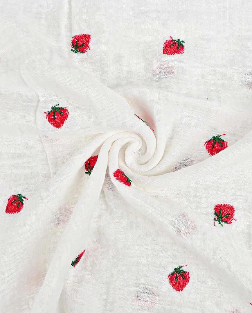 Attēls ar Muslīns ar izšuvumu - zemenes 130 g/m² – pieejams Šarlotes audumi