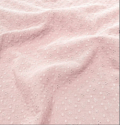 Mousseline avec fleurs brodées rose poudré 130 g/m² – disponible chez Šarlotes audumi