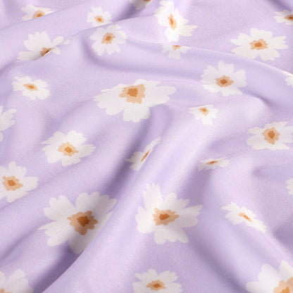 Tissu de maillot de bain en lycra avec protection UPF50 – fleurs sur lilas 200 g/m² – disponible chez Šarlotes audumi