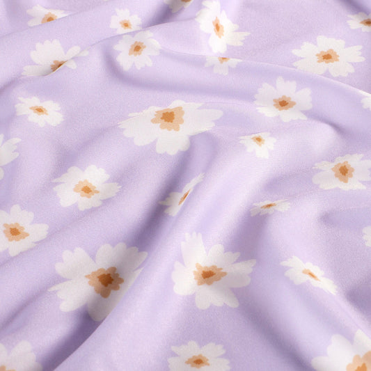 Tissu de maillot de bain en lycra avec protection UPF50 – fleurs sur lilas 200 g/m² – disponible chez Šarlotes audumi