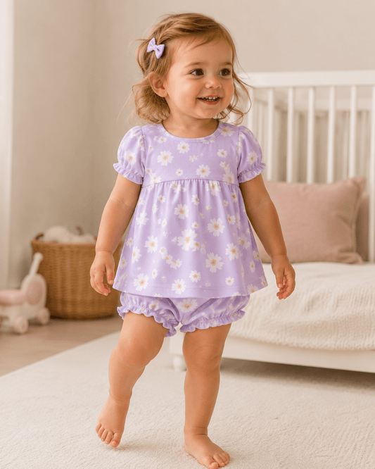 Image d’un tissu de maillot de bain en lycra avec protection UPF50 – fleurs sur lilas 200 g/m² – disponible chez Šarlotes audumi