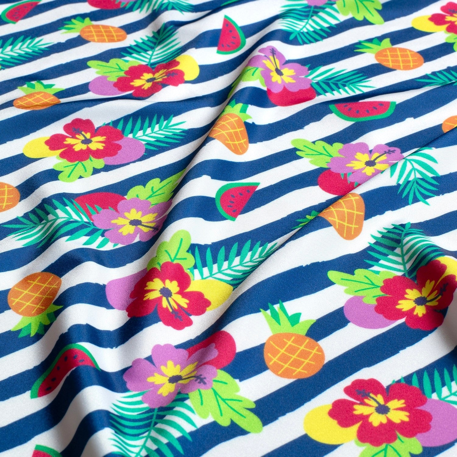 Image d'un tissu de maillot de bain en lycra avec protection UPF50 – motif tropical en lignes 200 g/m² – disponible chez Šarlotes audumi