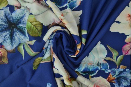 Image du tissu lycra pour maillot de bain - roses 220 g/m² – disponible chez Šarlotes audumi