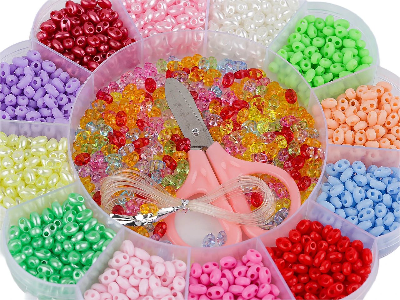 Attēls ar Pērlīšu komplekts| Plastmasas pērlītes kastītē (mix) – pieejams Šarlotes audumi