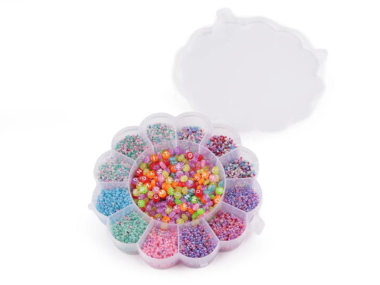 Attēls ar Pērlīšu komplekts puķes formas kastītē ar neilona diegu – pieejams Šarlotes audumi