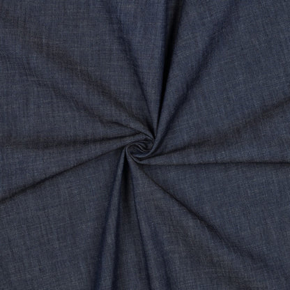 Image d’un tissu denim léger pour robes et chemises - bleu indigo foncé 135 g/m² – disponible chez Šarlotes audumi
