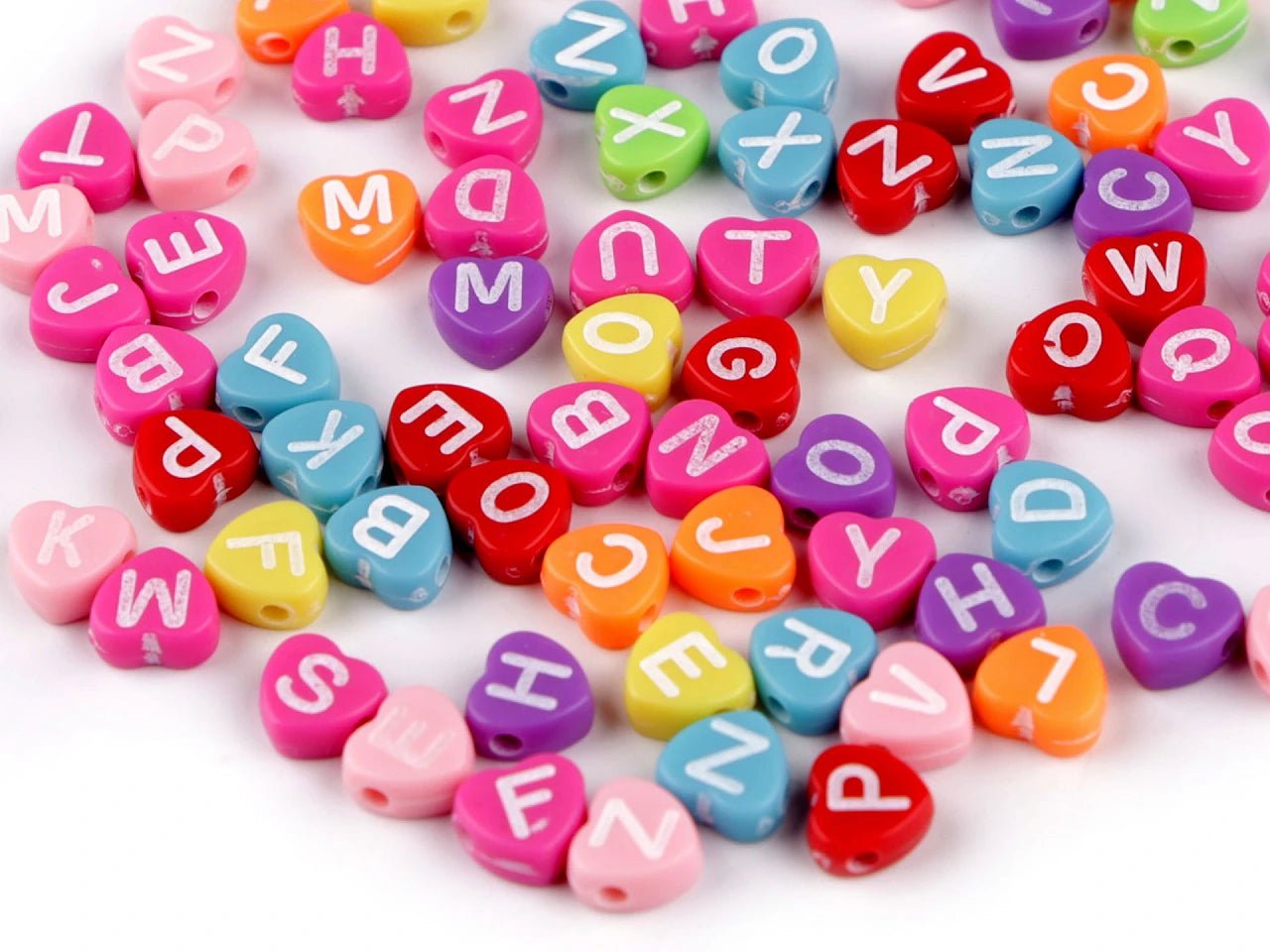 Attēls ar Plastmasas burtiņu pērlītes ar sirsniņām | Ø7 mm|10 grami – pieejams Šarlotes audumi