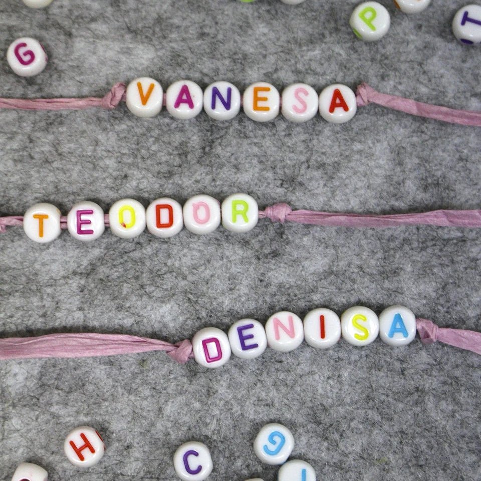 Attēls ar Plastmasas burtiņu pērlītes – kubiņi | 6 × 6 mm|10 grami – pieejams Šarlotes audumi