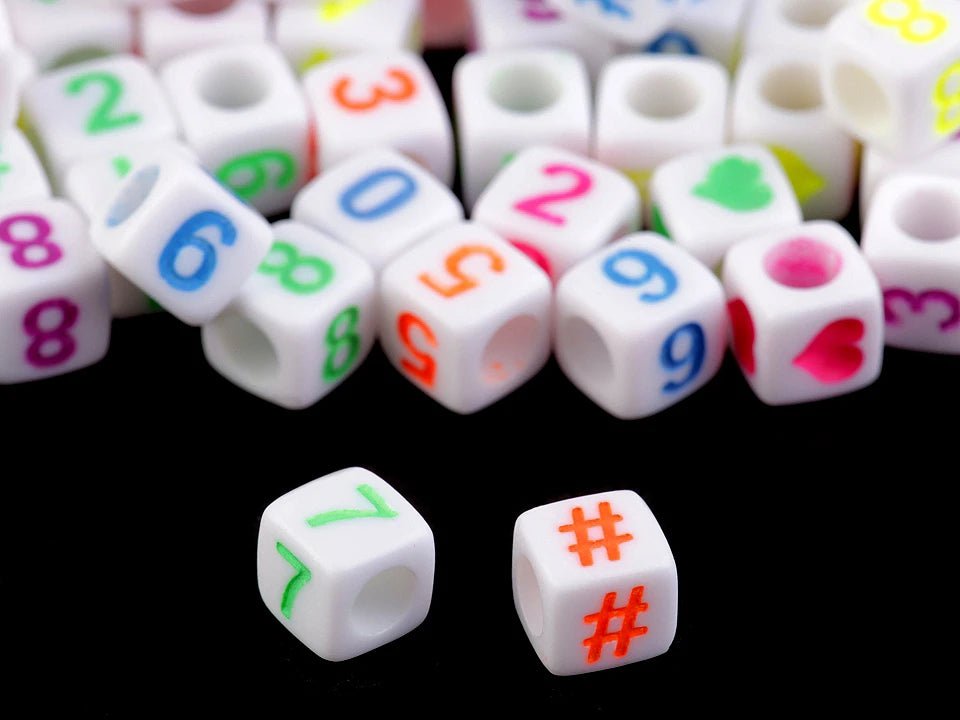 Plastmasas pērlītes ar burtiem, krāsaini uz balta fona 6×6 mm