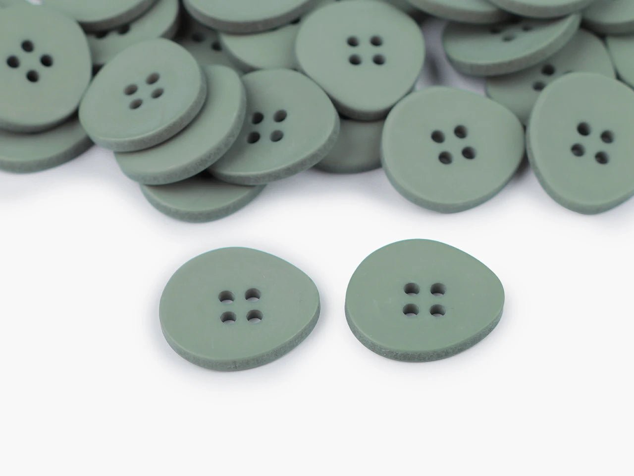 Attēls ar Plastmasas pogas 20 mm|dažadu toņu – pieejams Šarlotes audumi