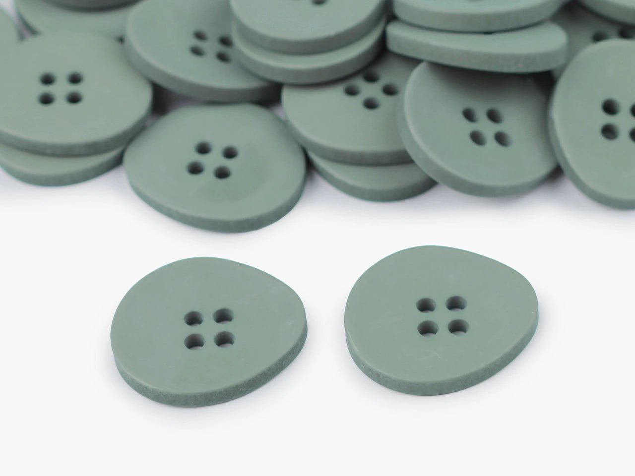 Attēls ar Plastmasas pogas 20 mm|dažadu toņu – pieejams Šarlotes audumi