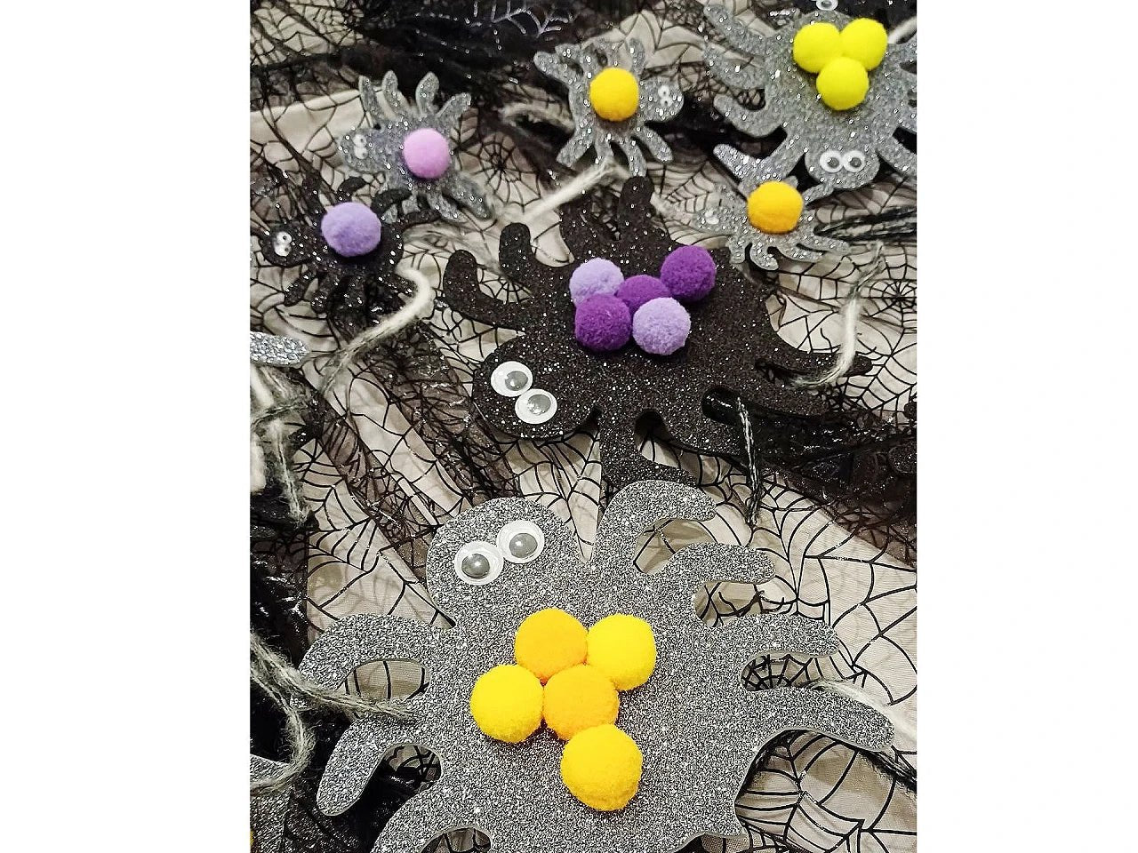 Image de pompons Ø25 mm pour décoration et loisirs créatifs, 100 pièces – disponible chez Šarlotes audumi