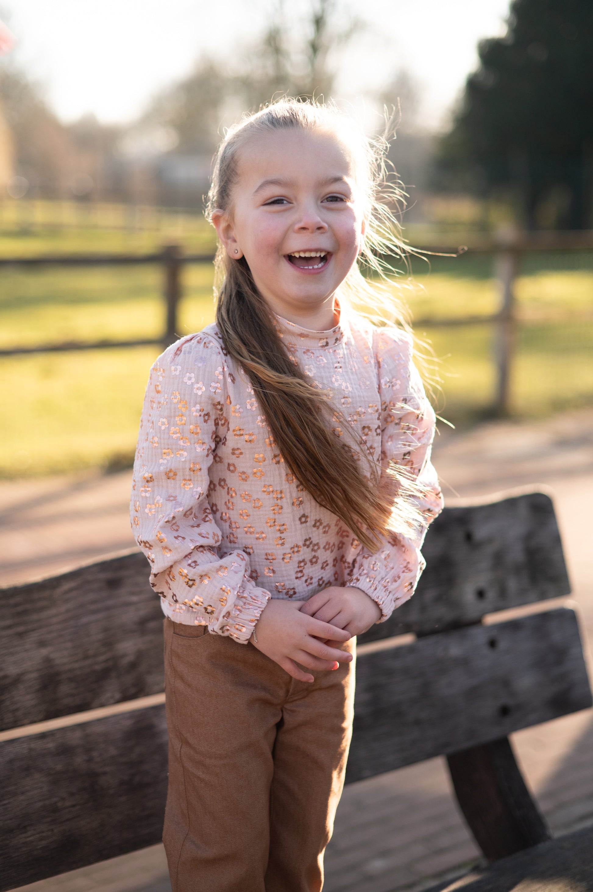 Image du magazine Poppy meets Pommé n° 27 – patrons de couture pour enfants et adultes EN, DE, FR – disponible chez Charlotte's fabrics