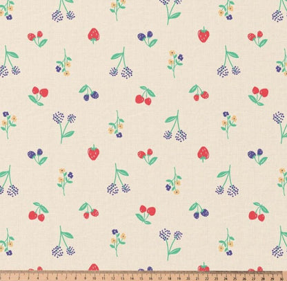 Image du tissu Premium 100 % coton - cerises et fleurs 115 g/m² – disponible chez Šarlotes audumi