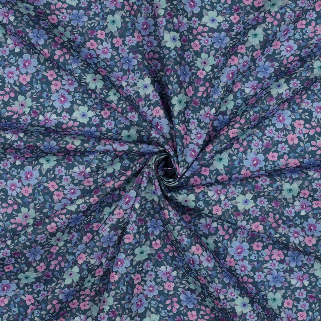 Tissu Premium 100 % coton - petites fleurs sur fond pétrole 110 g/m² – disponible chez Šarlotes audumi