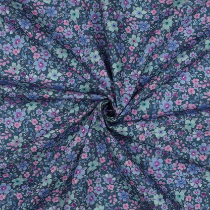 Tissu Premium 100 % coton - petites fleurs sur fond pétrole 110 g/m² – disponible chez Šarlotes audumi