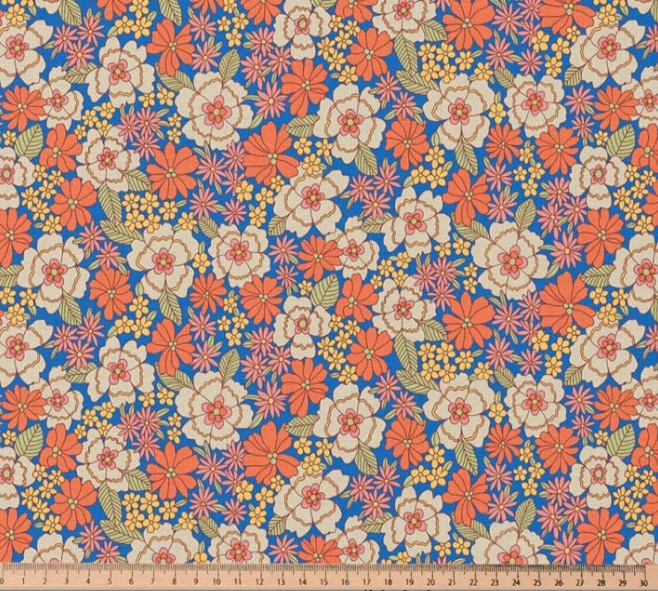 Image d’un tissu Premium 100 % coton – fleurs dans des tons orange, 115 g/m² – disponible chez Šarlotes audumi