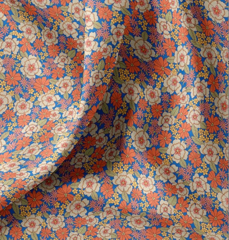 Image du tissu Premium 100 % coton - fleurs dans des tons orange, 115 g/m² – disponible chez Šarlotes audumi