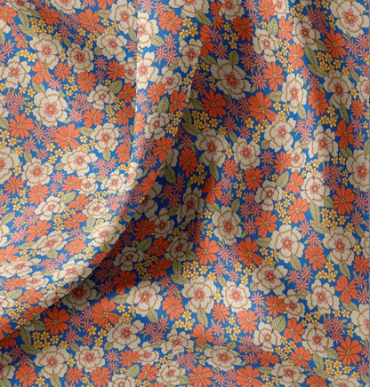 Image du tissu Premium 100 % coton - fleurs dans des tons orange, 115 g/m² – disponible chez Šarlotes audumi