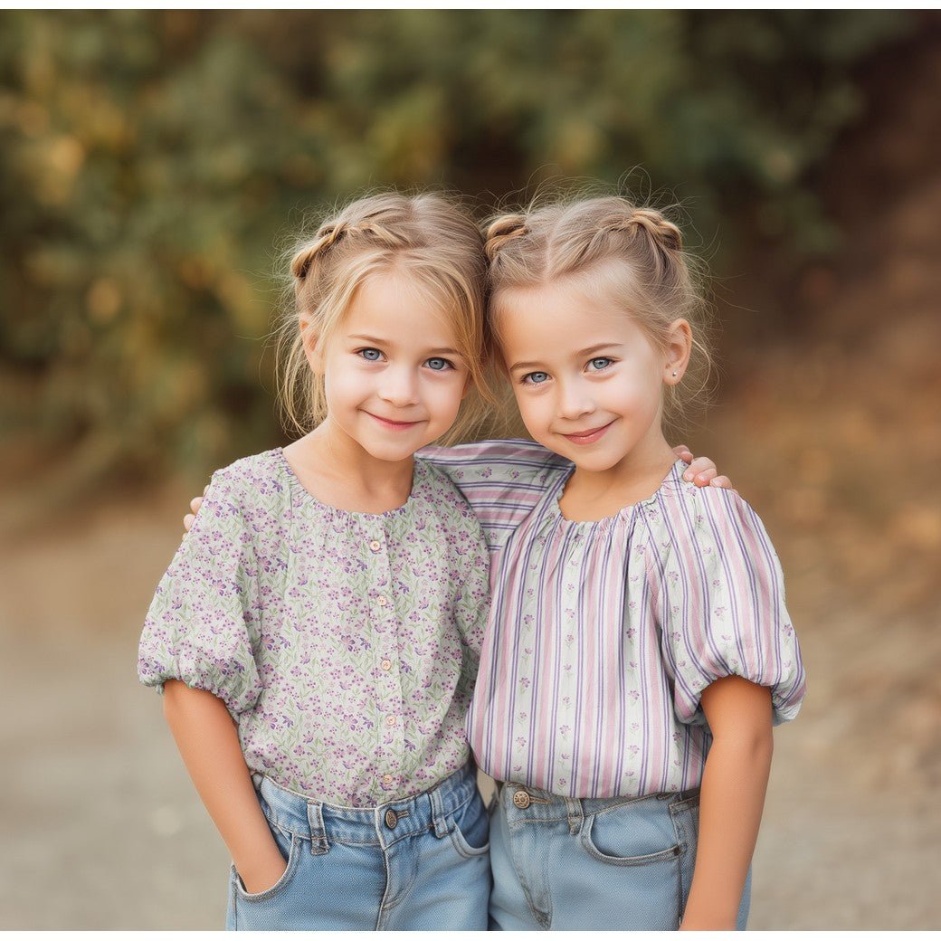 Attēls ar Premium 100% kokvilnas audums - zils ziedu un līnijas motīvs 110 g/m² – pieejams Šarlotes audumi