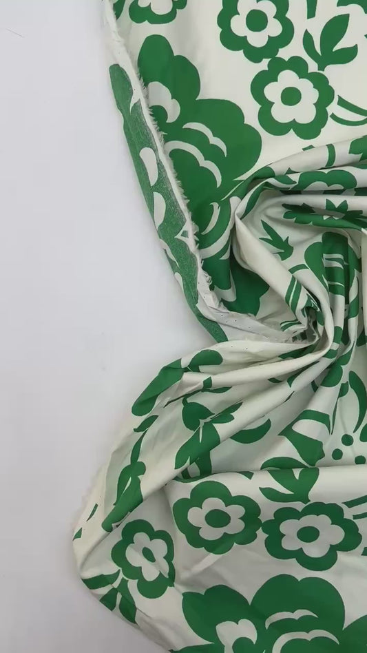 Itālijas apdrukāts kokvilnas audums krekliem – zaļi ziedi | 98% kokvilna, 2% elastāns | 115 g/m² | 151 cm