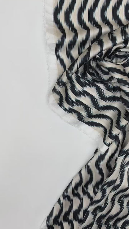 Tissu satiné italien beige et bleu à motif abstrait 85 g/m2
