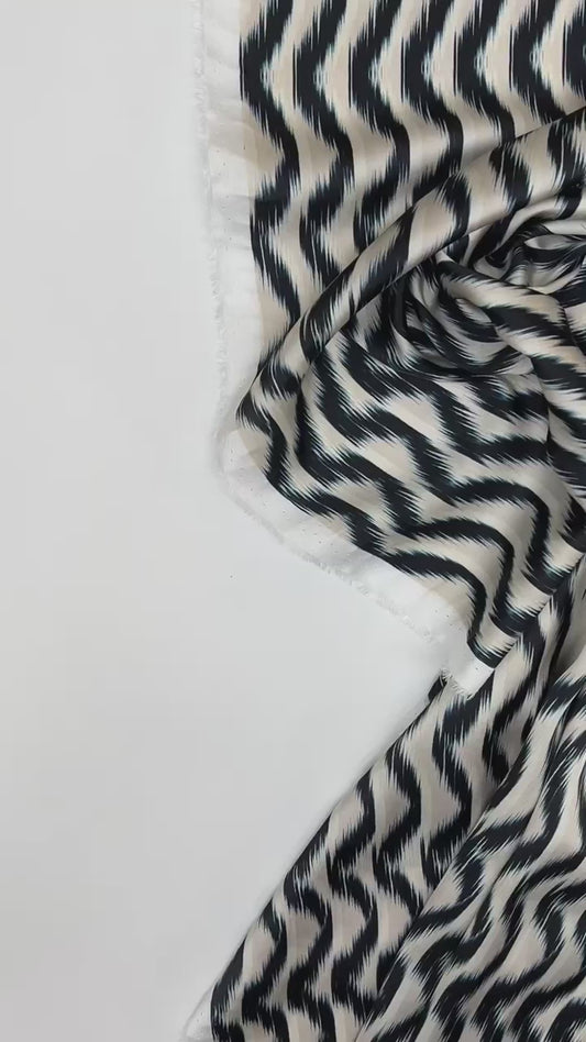 Itālijas satīna audums bēši zils ar abstraktu rakstu 85 g/m2