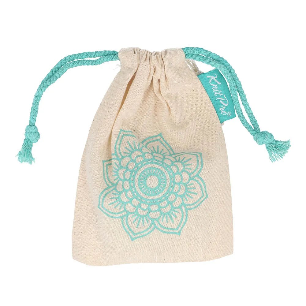 Image d’un compteur de rangs KnitPro Mindful dans un joli sac – disponible chez Šarlotes audumi