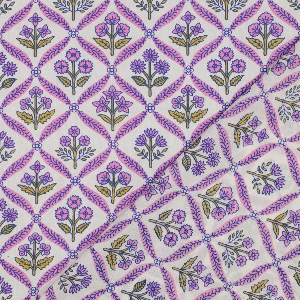 Tissu 100 % coton imprimé à la main, motif lilas, 110 g/m² – disponible chez Šarlotes audumi