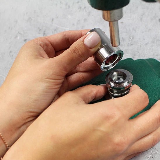 Attēls ar Rokas prese pogu izgatavošanai – pieejams Šarlotes audumi