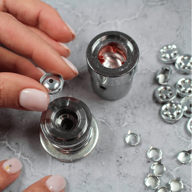 Attēls ar Rokas prese pogu izgatavošanai – pieejams Šarlotes audumi