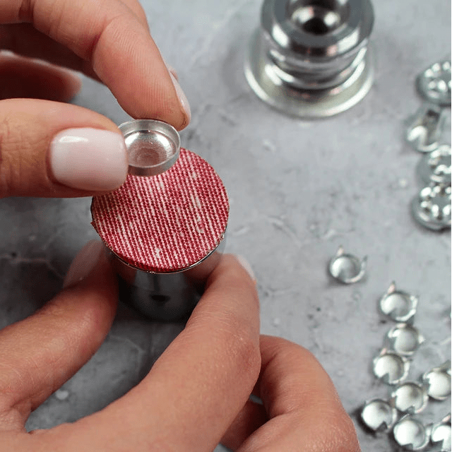 Attēls ar Rokas prese pogu izgatavošanai – pieejams Šarlotes audumi