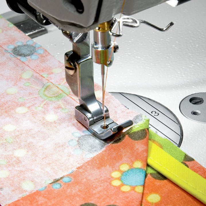 Image d’une machine à coudre industrielle, pied pour coudre un passepoil de 3,2 mm, gauche – disponible chez Šarlotes audumi