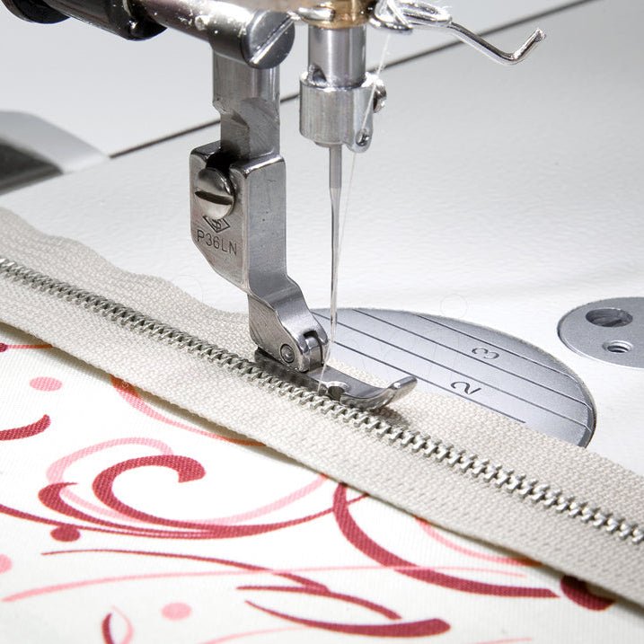 Image d’une machine à coudre industrielle avec pied presseur gauche pour fermetures éclair, étroit – disponible chez Šarlotes audumi
