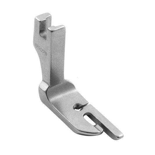 Pied-de-biche pour machine à coudre industrielle - pour ourlets, 3.2 mm – disponible chez Šarlotes audumi