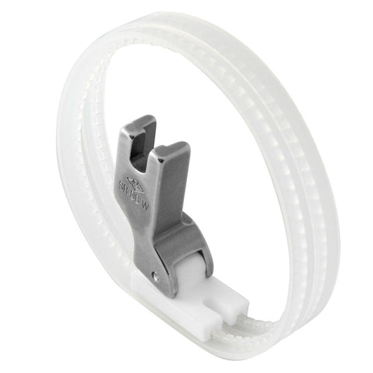 Image d’un pied-de-biche pour machine à coudre industrielle - PTFE, téflon avec anneaux pour matières épaisses et glissantes – disponible chez Šarlotes audumi